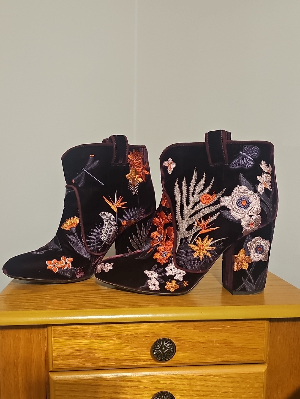 $1100 Laurence Decade Velvet Embroidered Boots